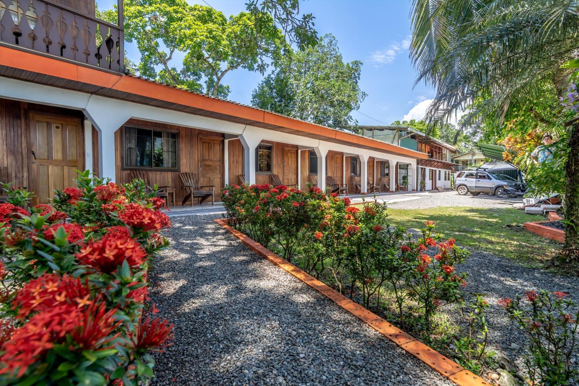 Cabinas Arrecife Cahuita Exterior photo