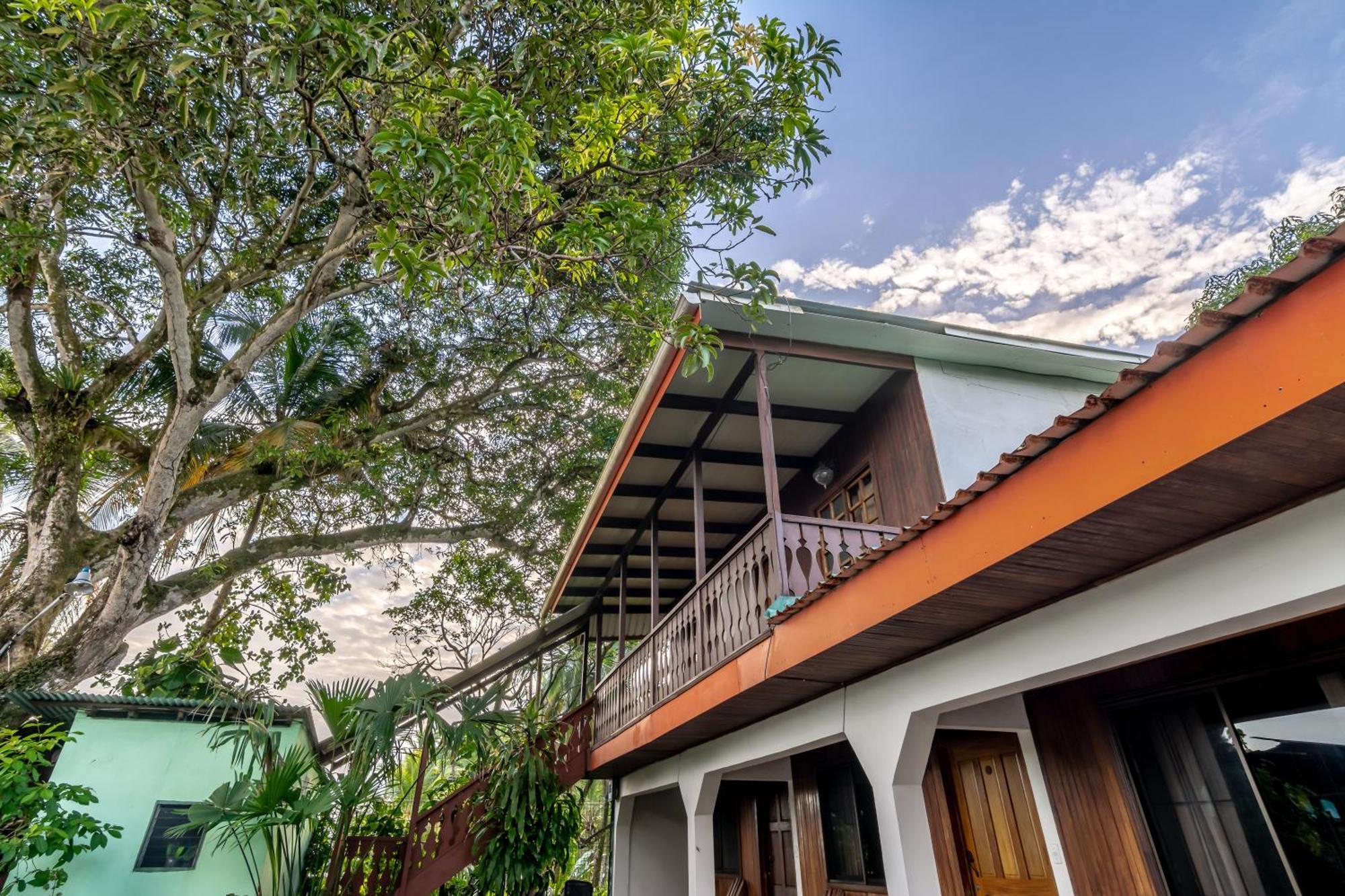 Cabinas Arrecife Cahuita Exterior photo